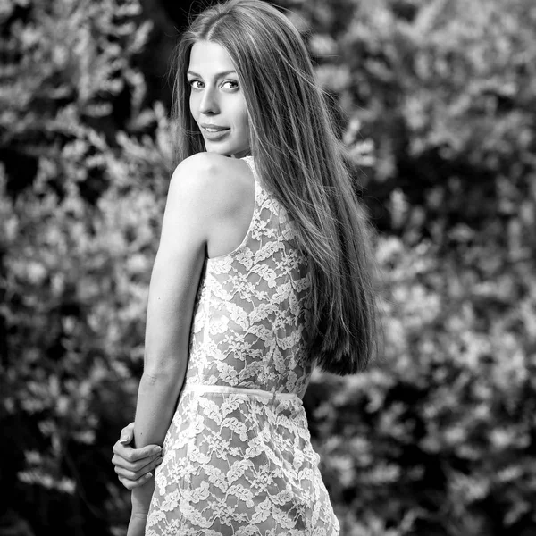 Fekete-fehér szabadban szép fiatal szőke nő portréja. — Stock Fotó