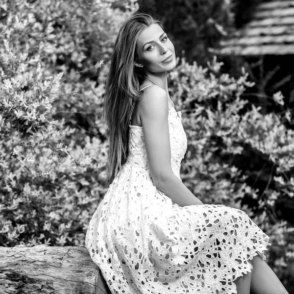 Retrato al aire libre blanco y negro de una hermosa joven rubia . —  Fotos de Stock