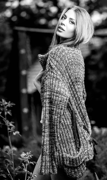 Retrato al aire libre de una hermosa joven rubia —  Fotos de Stock