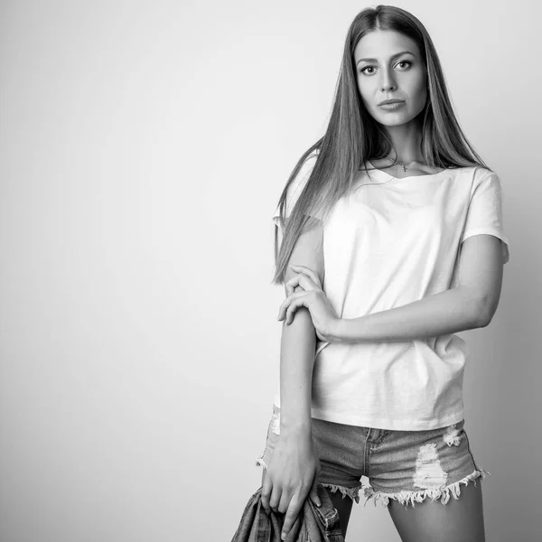 Svart-vit studio porträtt av vacker ung sexig kvinna. — Stockfoto