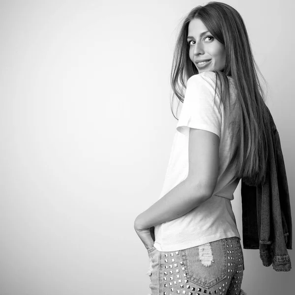 아름 다운 젊은 섹시 한 여자의 흑백 스튜디오 초상화. — 스톡 사진