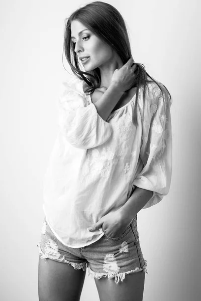Fekete-fehér stúdió szép fiatal szexi nő portréja. — Stock Fotó