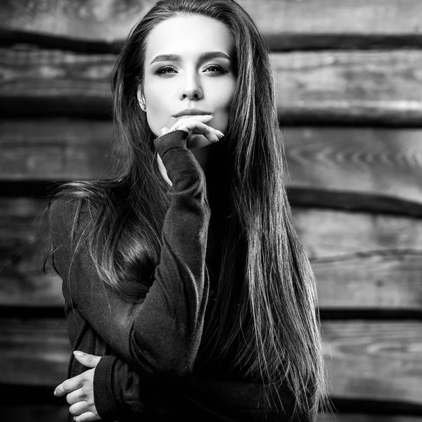 Молодая чувственная и красотка позировать на гранж деревянный фон. Черно-белое фото . — стоковое фото