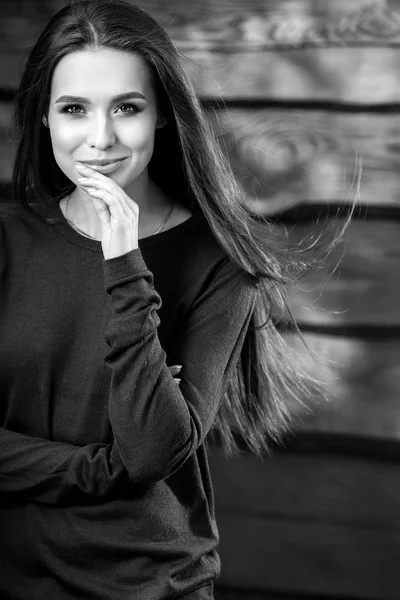 Young sensual & beauty girl pose against grunge wooden background. Black-white photo. — Stock Photo, Image