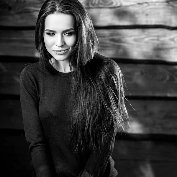 Jeune fille sensuelle & beauté pose sur fond de bois grunge. Photo noir-blanc . — Photo