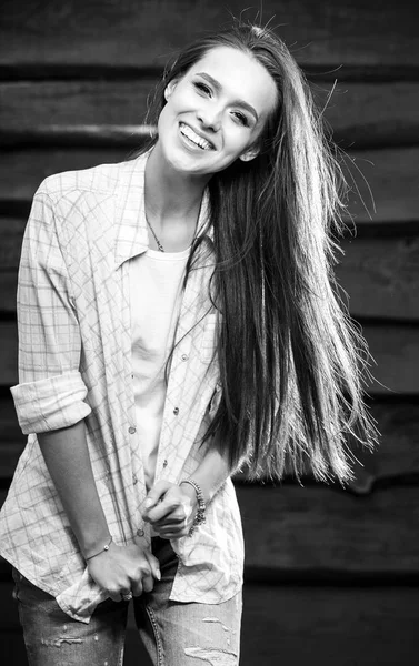 Mladí smyslné & krásy dívka představují dřevěné pozadí grunge. Černo bílé fotografie. — Stock fotografie