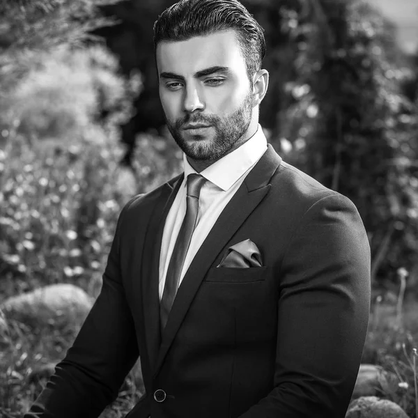 Black-white outdoor portrait of elegant handsome man in classical suit. — Stock Photo, Image