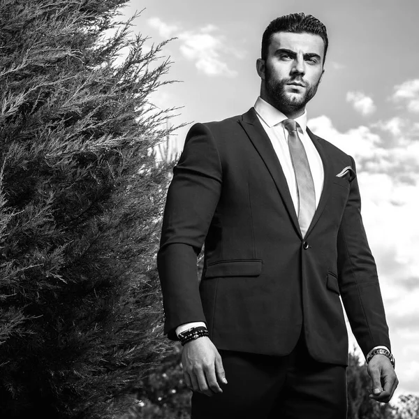 Retrato al aire libre blanco y negro de un hombre guapo elegante en traje clásico . — Foto de Stock