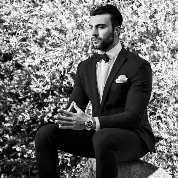 Retrato al aire libre blanco y negro de un hombre guapo elegante en traje clásico . — Foto de Stock