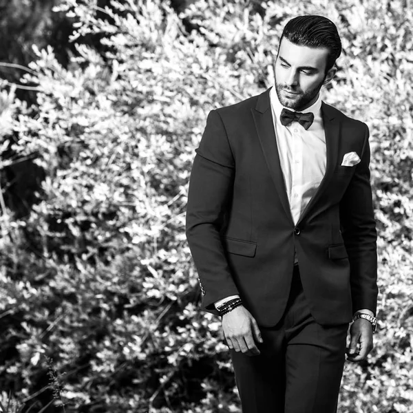 Retrato al aire libre blanco y negro de un hombre guapo elegante en traje clásico . — Foto de Stock