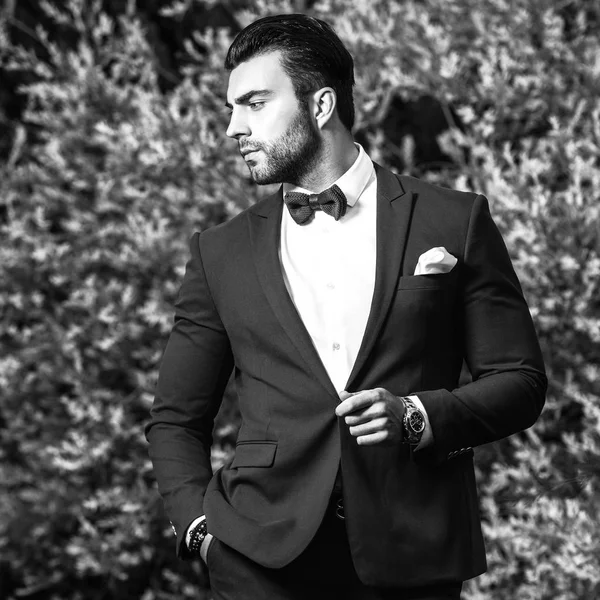 Retrato al aire libre blanco y negro de un hombre guapo elegante en traje clásico . —  Fotos de Stock