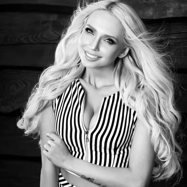 Young sensuele & schoonheid blonde vrouw poseren op houten achtergrond. Zwart-wit foto. — Stockfoto