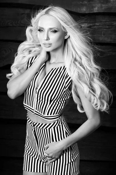 Mladí smyslné & Krása Blondýna žena představují na dřevěné pozadí. Černo bílé fotografie. — Stock fotografie
