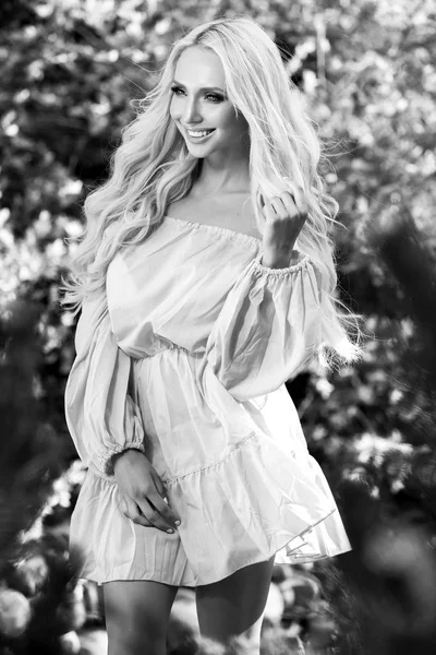 세련 된 드레스에 아름 다운 젊은 금발 여자의 흑백 야외 초상화. — 스톡 사진