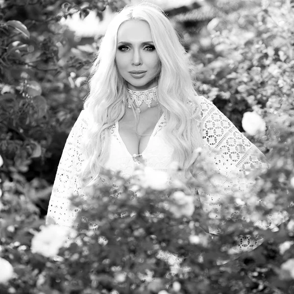 Černo bílé venkovní portrét krásná mladá blondýna ve stylových šatech. — Stock fotografie