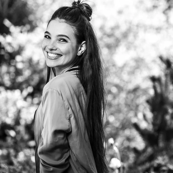 Schwarz-weißes Outdoor-Porträt einer schönen emotionalen positiven jungen Frau. — Stockfoto