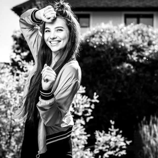 Fekete-fehér szabadban gyönyörű pozitív érzelmi fiatal nő portréja. — Stock Fotó