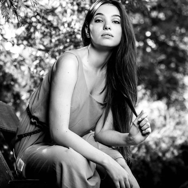 Černo bílé venkovní portrét krásné emocionální mladá bruneta žena ve stylových šatech — Stock fotografie