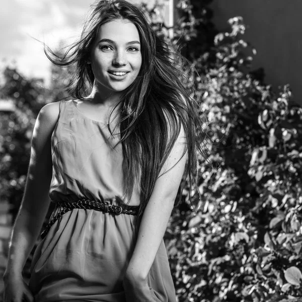 Black-white outdoor portrait of beautiful emotional young brunette woman in stylish dress — Stock Photo, Image