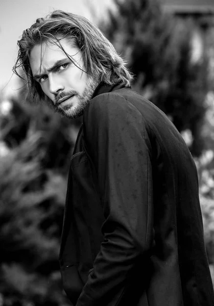 Black-white outdoor portrait of elegant long hair handsome man. — Stock Photo, Image