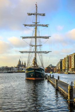 Amsterdam, Hollanda - 02 Ocak 2017: Güzel akşam güneşi suda gemilerde ayarlayın. 02 Ocak 2017 yılında Amsterdam - Hollanda.