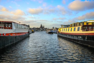 Amsterdam, Hollanda - 02 Ocak 2017: Güzel akşam güneşi suda gemilerde ayarlayın. 02 Ocak 2017 yılında Amsterdam - Hollanda.
