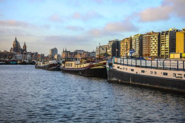 Amsterdam, Hollanda - 02 Ocak 2017: Güzel akşam güneşi suda gemilerde ayarlayın. 02 Ocak 2017 yılında Amsterdam - Hollanda.