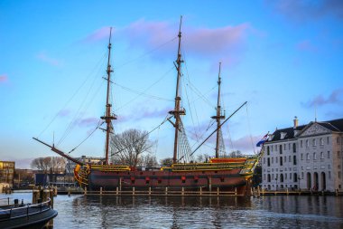 Amsterdam, Hollanda - 02 Ocak 2017: Güzel akşam güneşi suda gemilerde ayarlayın. 02 Ocak 2017 yılında Amsterdam - Hollanda.