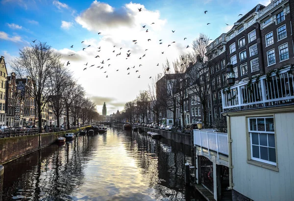 Amsterdam, Nizozemsko - 28. prosince 2016: Slavných budov a místo centra Amsterdamu na slunce nastavit čas. Pohled na obecné krajiny. 28. prosince 2016 - Amsterdam - Nizozemsko — Stock fotografie
