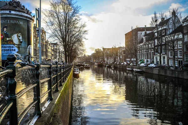 Амстердам, Нідерланди - 28 грудня 2016: Знамениті будівлі і місце центру міста Амстердам в sun встановити час. Загальні пейзажний вид. 28 грудня 2016 - Амстердам - Нідерланди — стокове фото
