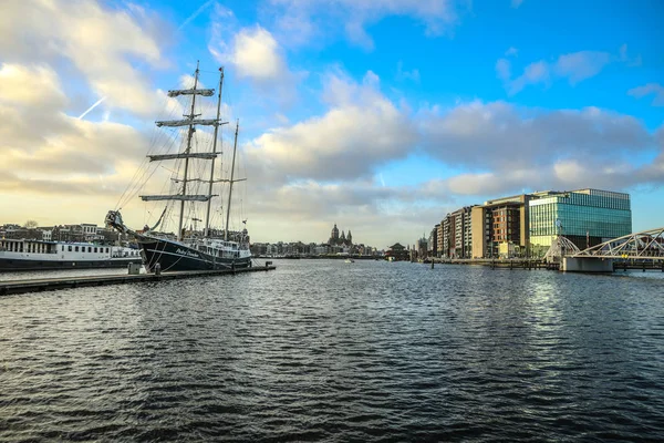 Amsterdam, Nederländerna - 02 januari 2017: Ange båtar på vatten i vacker kvällssol. 02 januari 2017 i Amsterdam - Nederländerna. — Stockfoto