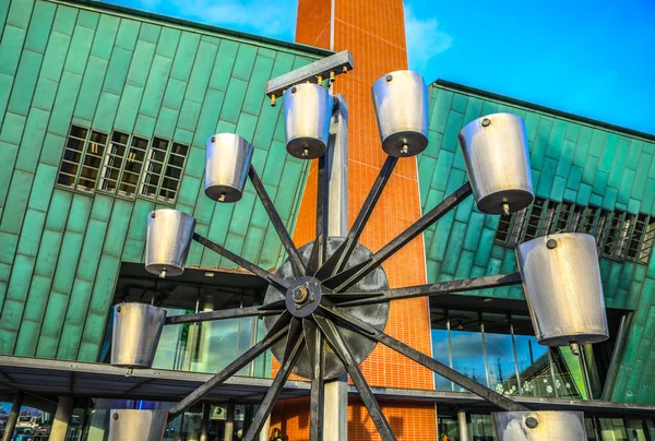 AMSTERDAM, PAÍSES BAJOS - 04 DE ENERO DE 2017: Famosas esculturas del centro de Ámsterdam de cerca en un día nublado. Vista general del paisaje de monumentos y objetos de arte de la ciudad. Amsterdam - Países Bajos . —  Fotos de Stock