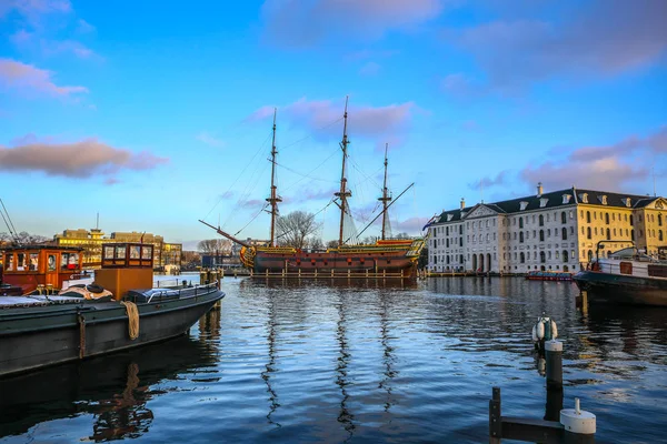 Amsterdam, Nederland - 02 januari 2017: Stel de boten op het water in de prachtige avondzon. 02 januari 2017 in Amsterdam - Nederland. — Stockfoto