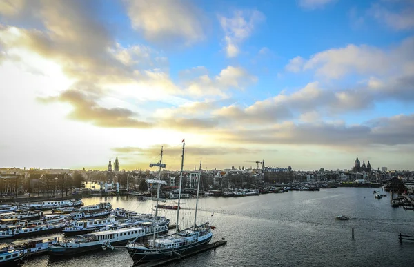 AMSTERDAM, PAYS-BAS - 02 JANVIER 2017 : Bateaux sur l'eau dans un magnifique coucher de soleil du soir. 02 janvier 2017 à Amsterdam - Pays-Bas . — Photo