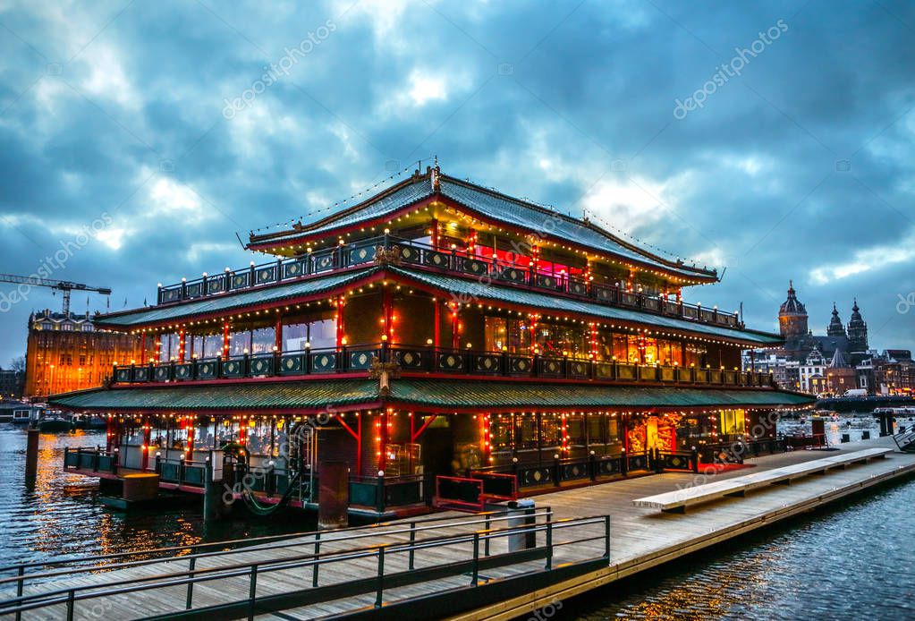 Amsterdam, Países Bajos - 28 de diciembre de 2016: Edificios famosos y