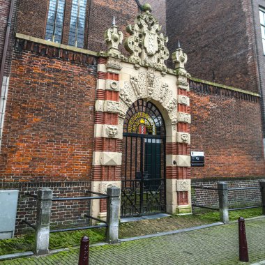 Amsterdam, Hollanda - 28 Aralık 2016: Ünlü binalar ve güneş, Amsterdam şehir merkezinin yer saatini ayarlayın. Genel manzara görünümü. 28 Aralık 2016 - Amsterdam - Hollanda