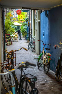 Amsterdam, Hollanda - 29 Aralık 2016: Ünlü binalar ve bulutlu gün Amsterdam şehir merkezinin yer. Genel manzara görünümü. 29 Aralık 2016 - Amsterdam - Hollanda