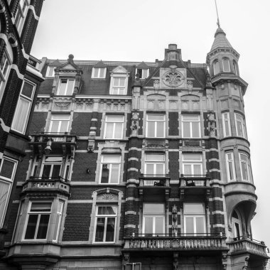 Amsterdam, Hollanda - 29 Aralık 2016: Ünlü binalar ve bulutlu gün Amsterdam şehir merkezinin yer. Genel manzara görünümü. 29 Aralık 2016 - Amsterdam - Hollanda
