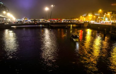 Amsterdam, Hollanda - 02 Ocak 2017: Gece kanallarında Amsterdam, Cruise tekne. 02 Ocak 2017 yılında Amsterdam - Hollanda.