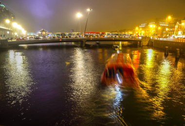 Amsterdam, Hollanda - 02 Ocak 2017: Gece kanallarında Amsterdam, Cruise tekne. 02 Ocak 2017 yılında Amsterdam - Hollanda.