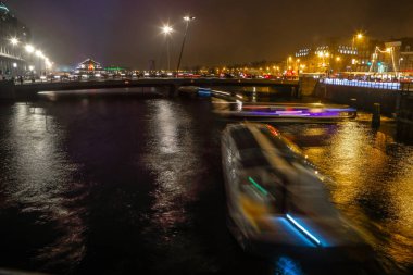 Amsterdam, Hollanda - 02 Ocak 2017: Gece kanallarında Amsterdam, Cruise tekne. 02 Ocak 2017 yılında Amsterdam - Hollanda.