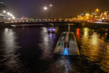 Amsterdam, Hollanda - 02 Ocak 2017: Gece kanallarında Amsterdam, Cruise tekne. 02 Ocak 2017 yılında Amsterdam - Hollanda.