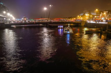 Amsterdam, Hollanda - 02 Ocak 2017: Gece kanallarında Amsterdam, Cruise tekne. 02 Ocak 2017 yılında Amsterdam - Hollanda.