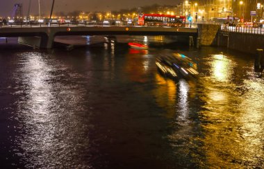 Amsterdam, Hollanda - 02 Ocak 2017: Gece kanallarında Amsterdam, Cruise tekne. 02 Ocak 2017 yılında Amsterdam - Hollanda.