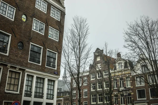 Amszterdam, Hollandia - 2016. December 28.: Híres épületek és a hely Amszterdam város központban nap készlet idő. Általános tájkép. 2016. december 28. - Amszterdam - Hollandia — Stock Fotó