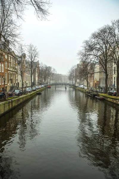 Amsterdam, Nederländerna - 28 December 2016: Berömda byggnader och plats för Amsterdams centrum på sun ställa in tiden. De allmänna liggande vy. 28 december 2016 - Amsterdam - Nederländerna — Stockfoto