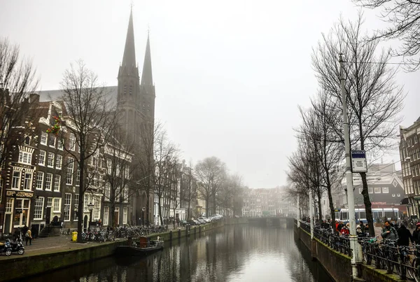 Amsterdam, Nizozemsko - 28. prosince 2016: Obecné široký rozhled v tradiční holandské kostele na 28 prosinci v Amsterdamu, Holandsko. — Stock fotografie