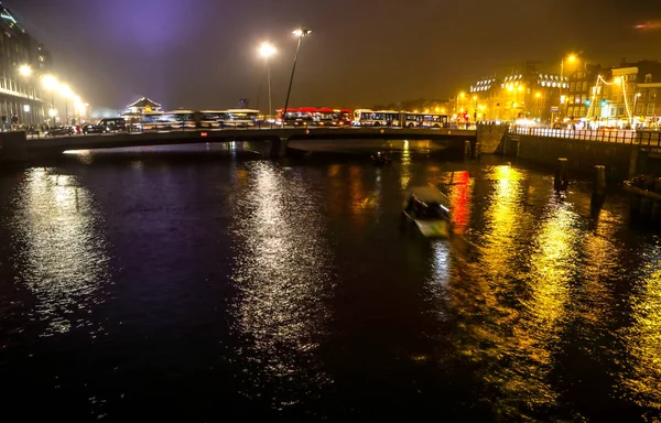 Amsterdam, Hollanda - 02 Ocak 2017: Gece kanallarında Amsterdam, Cruise tekne. 02 Ocak 2017 yılında Amsterdam - Hollanda.