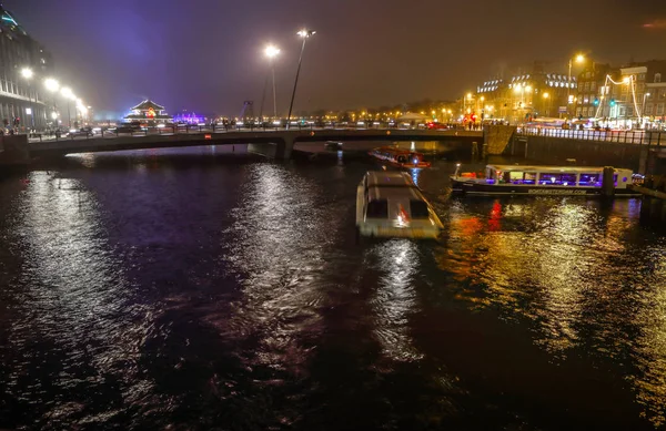 AMSTERDAM, PAÍSES BAJOS - 02 DE ENERO DE 2017: Crucero por los canales nocturnos de Ámsterdam. Enero 02, 2017 en Amsterdam - Holanda . —  Fotos de Stock