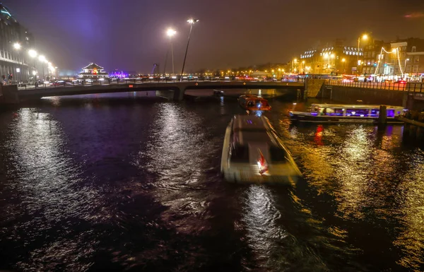 AMSTERDAM, PAÍSES BAJOS - 02 DE ENERO DE 2017: Crucero por los canales nocturnos de Ámsterdam. Enero 02, 2017 en Amsterdam - Holanda . —  Fotos de Stock